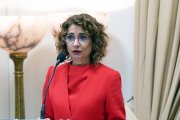 (Foto de ARCHIVO)
La vicepresidenta primera del Gobierno y ministra de Hacienda, María Jesús Montero, interviene durante el acto de reconocimiento de Manuel José García Caparrós. A 27 de febrero de 2025, en Málaga (Andalucía, España). La vicepresidenta primera del Gobierno y ministra de Hacienda, María Jesús Montero, ha presidido en Málaga el acto de entrega a la familia de la declaración de reconocimiento y reparación a Manuel José García Caparrós, joven asesinado en la manifestación a favor de la autonomía andaluza del 4 de diciembre de 1977.

Álex Zea / Europa Press
27/2/2025