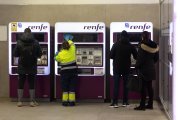 (Foto de ARCHIVO)
Varias personas compran billetes en una máquina de venta de billetes, en la estación de Chamartín, a 29 de enero de 2025, en Madrid (España). El precio del transporte vuelve con los descuentos anteriores a la derogación en el Congreso del decreto 'ómnibus', tras la aprobación de un nuevo decreto en el Consejo de Ministros del pasado martes que recoge otra vez esta medida. Renfe ofrecerá a los usuarios los abonos gratuitos de Cercanías, Rodalies, Media Distancia convencional y los abonos Avant con descuentos de hasta el 50%, y también se reactiva la venta de los títulos gratuitos de las líneas de autobús estatal.

Eduardo Parra / Europa Press
29/1/2025