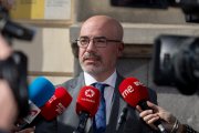 (Foto de ARCHIVO)
El delegado del Gobierno en la Comunidad de Madrid, Francisco Martín, atiende a los medios durante un minuto de silencio, frente a la Sede de la Delegación del Gobierno, a 11 de febrero de 2025, en Madrid (España). La Delegación del Gobierno en Madrid ha condenado el asesinato por violencia de género de una mujer de 48 años en Benalmádena (Málaga) el pasado domingo, 9 de febrero. La víctima estaba en el sistema VioGén por una denuncia el pasado 20 de enero, sin embargo, tras realizarse la valoración y remitirse al juzgado, se determinó no establecer ninguna medida de protección. Se trata de la primera mujer asesinada por violencia género en Andalucía en este año 2025.

Eduardo Parra / Europa Press
11 FEBRERO 2025;ASESINATO;VIOLENCIA DE GÉNERO;BENALMÁDENA;VIOLENCIA;GOBIERNO;MADRID;MÁLAGA;GÉNERO;VIOLENCIA
11/2/2025