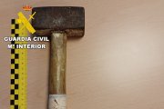 Ingresan en prisión por amenazar con un cúter y un martillo a un menor en Cambre.