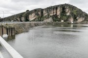 Vista del embalse de Alcorlo tras la crecida de los ríos Bornova y Henares, en San Andrés del Congosto, Guadalajara, Castilla-La Mancha (España).