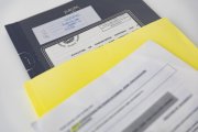 Archivo - Documentación para la firma de una hipoteca, a 15 de marzo de 2023, en Madrid (España). El Euríbor a 12 meses, el índice al que están referenciadas la mayoría de hipotecas variables en España, cayó ayer al 3,509\% en su tasa diaria, si bien la t.