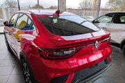 Archivo - Coche nuevo en un concesionario.