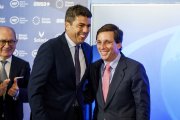 El president de la Generalitat Valenciana, Carlos Mazón (i) y el alcalde de Madrid, José Luis Martínez-Almeida (d), durante un desayuno informativo.
