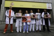 Médicos entregan a Sanidad más de 180.000 firmas contra las guardias de 24 horas.