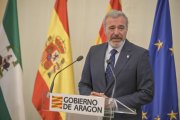 El presidente del Gobierno de Aragón, Jorge Azcón, durante una rueda de prensa posterior a un encuentro en el Palacio de la Presidencia con el presidente de la Junta de Andalucía, a 21 de marzo de 2025, en Zaragoza, Aragón (España). Juanma Moreno ha realizado un viaje institucional a Aragón, donde tiene previsto tratar con su presidente cuestiones relacionadas con el desarrollo de infraestructuras ferroviarias, un ámbito en el que tanto Aragón como Andalucía se han marcado objetivos e intereses comunes.

Marcos Cebrián / Europa Press
21 MARZO 2025;JUANMA MORENO;ARAGÓN;AZCÓN
21/3/2025