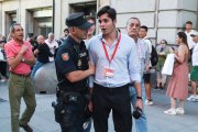 Varios manifestantes se enfrentan al periodista Vito Quiles durante la concentración en Madrid contra Milei y un policía interviene.