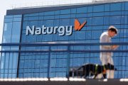 (Foto de ARCHIVO)
Una persona camina frente a la sede de Naturgy, a 4 de abril de 2023, en Madrid (España). Naturgy es una empresa española que opera en los sectores eléctrico y gasístico. Su sede operativa está en Barcelona, y su domicilio social se encuentra en Madrid. Naturgy es una de las tres grandes compañías del sector eléctrico en España, que dominan en torno al 90 % del mercado eléctrico nacional. Naturgy desarrolla actividades de aprovisionamiento, generación, distribución y comercialización de electricidad y gas natural.

Eduardo Parra / Europa Press
04 ABRIL 2023;MADRID;NATURGY
04/4/2023