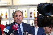 El consejero de Agricultura, Ganadería y Desarrollo Rural, Julián Martínez Lizán, en la Conferencia Santander Agro 'Jornada PAC 2025 y situación de los mercados' celebrada en Tomelloso.