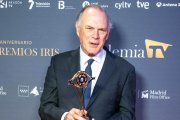 Pedro Piqueras posa con su premio tras la ceremonia de entrega de los Premios Iris que otorga la Academia de la Televisión.
