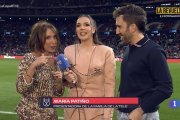 María Patiño con Inés Hernand y Aitor Albizua en el descanso del partido entre Atlético de Madrid y FC Barcelona.