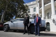 Donald Trump y Elon Musk con un Tesla Cybertruck en la Casa Blanca.