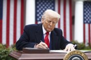 (Foto de ARCHIVO)
April 2, 2025, Washington, District Of Columbia, USA: US President Donald Trump signs an executive order implementing new  reciprocal tariffs against US trading partners in the Rose Garden of the White House in Washington, DC, USA, 02 April 2025. Trump has branded the day â€˜Liberation Day', though most economists expect US consumers to foot the costs,Image: 982597277, License: Rights-managed, Restrictions: , Model Release: no, Credit line: Jim LoScalzo- Pool via CNP / Zuma Press / ContactoPhoto
Editorial licence valid only for Spain and 3 MONTHS from the date of the image, then delete it from your archive. For non-editorial and non-licensed use, please contact EUROPA PRESS.

02/4/2025 ONLY FOR USE IN SPAIN