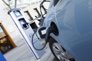 Archivo - Coche eléctrico, enchufe, motor, vehículo, híbrido, sostenibilidad, transporte.