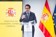 (Foto de ARCHIVO)
El ministro de Economía, Comercio y Empresa, Carlos Cuerpo, ofrece una rueda de prensa tras el 'Consejo Interterritorial de Internacionalización', en la sede del Ministerio, a 10 de abril de 2025, en Madrid (España).  Durante la reunión, han abordado el impacto y las medidas ante los aranceles impuestos por la nueva Administración estadounidense. Este encuentro se produce tras los contactos del Ejecutivo con grupos parlamentarios, los agentes sociales y los sectores afectados por los aranceles de Trump.

Gustavo Valiente / Europa Press
10 ABRIL 2025;ECONOMÍA;ARANCELES;EEUU;TRUMP;CCAA
10/4/2025