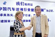 La presidenta de Faconauto, Marta Blazquez, y el presidente de CADA, Shen Jin Jun.