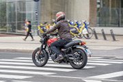 Un hombre conduce una moto en ciudad
