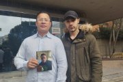 Archivo - El padre y el hermano de Gabriel Kraus, asesinado por la banda latinas de los Dominican Don't Play.