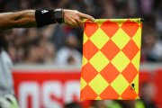 Un árbitro señala con un banderín