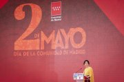 La presidenta de la Comunidad de Madrid, Isabel Díaz Ayuso, interviene durante la entrega de las Grandes Cruces de la Orden del Dos de Mayo, en la Puerta del Sol de Madrid, a 2 de mayo de 2025, en Madrid (España). El Consejo de Gobierno de la Comunidad de Madrid informó el pasado 9 de abril de 2025 de la concesión de la Gran Cruz de la Orden del Dos de Mayo a 13 personalidades, instituciones y entidades sociales como reconocimiento a su solidaridad y trayectorias profesionales ejemplares. Este acto institucional con motivo del Día de la Comunidad de Madrid por primera vez se ha celebrado íntegramente en la plaza de la Puerta del Sol.

A. Pérez Meca / Europa Press
02 MAYO 2025;2 DE MAYO;COMUNIDAD DE MADRID;FESTIVO;ORDEN DOS DE MAYO;GRANDES CRUCES;PREMIOS;ENTREGA DE PREMIOS;
02/5/2025