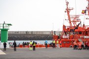 Archivo - Varios servicios de emergencia atienden a migrantes recién rescatados de un cayuco.