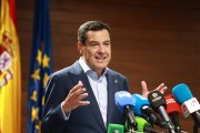 (Foto de ARCHIVO)
El presidente de la Junta de Andalucía, Juanma Moreno, atiende a los medios tras la reunión del Comité Asesor del Plan de Emergencia de Andalucía por el apagón generalizado. A 28 de abril de 2025, en Sevilla (Andalucía, España). El presidente de la Junta de Andalucía, Juanma Moreno, ha presidido en la sede del 112 una reunión del Comité Asesor del Plan Territorial de Emergencia de Andalucía por el apagón generalizado, a la que también  han asistido el delegado del Gobierno Pedro Fernández, y nueve consejeros de la Junta.

Rocío Ruz / Europa Press
29 ABRIL 2025
28/4/2025
