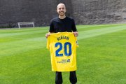 Kirian Rodríguez posa con la camiseta que ha donado al museo 'LEGENDS'.