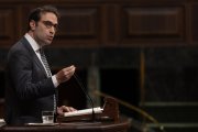 El ministro de Economía, Carlos Cuerpo, interviene durante una sesión plenaria en el Congreso de los Diputados, a 9 de abril de 2025, en Madrid (España).