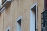 Archivo - Cartel de alquiler en un edificio de la capital, a 27 de octubre de 2021, en Madrid, (España). 