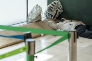 Una persona duerme en la T4 del Aeropuerto Adolfo Suárez-Madrid Barajas, a 12 de mayo de 2025, en Madrid (España).
