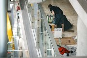 Una persona se prepara para pernoctar en la T4 del Aeropuerto Adolfo Suárez-Madrid Barajas.