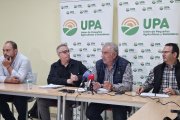 El secretario general de Agricultura de UPA, Ignacio Huertas (segundo por la izq), junto al secretario regional de UPA, Aurelio Gonzále (tercero por izq), en rueda de prensa en Valladolid.