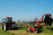 Archivo - Un tractor trabaja con maquinaria agrícola en el campo. Imagen de archivo.