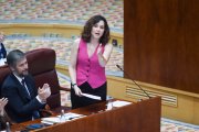 La presidenta de la Comunidad de Madrid, Isabel Díaz Ayuso, interviene durante un pleno de la Asamblea de Madrid, a 22 de mayo de 2025, en Madrid (España).