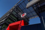 Archivo - Economía.- Vodafone España actualiza sus tarifas móviles y ofrecerá datos ilimitados desde 15 euros al mes.