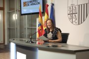 La consejera de Bienestar Social y Familia de Aragón, Carmen Susín, en la rueda de prensa en la que ha informado sobre los datos de menores migrantes en la comunidad autónoma.