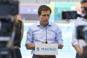 El alcalde de Madrid, José Luis Martínez-Almeida, interviene durante la presentación de la temporada 2025 de piscinas de verano municipales desde el Centro Deportivo Municipal Mistral, a 28 de mayo de 2025, en Madrid (España). La temporada de piscinas mun.