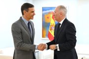 El presidente del Gobierno, Pedro Sánchez, con el presidente interino de Seat y Cupra, Markus Haupt.