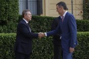 El presidente del Gobierno, Pedro Sánchez, y el presidente de la Junta de Castilla-La Mancha, Emiliano García-Page, se saludan antes de la Conferencia de Presidentes.