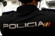 Archivo - Un agente de la Policía Nacional revisa un ordenador (Archivo).