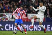 Rodrigo de Paul y Kylian Mbappé, durante un derbi.
