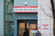 Archivo - Dos personas en la puerta de la oficina del Servicio Público de Empleo Estatal (SEPE).