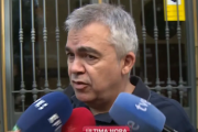 Santos Cerdán atiende a los medios de comunicación a las puertas de su casa.