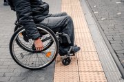 Persona en silla de ruedas.