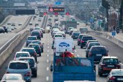 Carretera con caravana de vehículos.