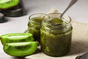 Mermelada casera de kiwi y chía, una opción saludable y sin azúcar añadido para cuidar la digestión desde el desayuno.
