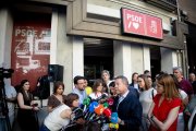 (Foto de ARCHIVO)
El presidente de Castilla-La Mancha, Emiliano García-Page (c), atiende a los medios de comunicación a su llegada a la reunión del Comité Federal del PSOE, en la sede federal del partido, a 5 de julio de 2025, en Madrid (España). El Comité Federal del PSOE que se celebra hoy es clave para la reestructuración interna tras la crisis provocada por el ‘caso Koldo’ y la dimisión de Santos Cerdán. Se elige a su sustituta, Rebeca Torró, y se renueva la dirección, buscando recuperar credibilidad, unidad y lanzar un mensaje de limpieza interna.

Eduardo Parra / Europa Press
05 JULIO 2025;PSOE;REUNIÓN;COMITÉ;POLÍTICA
05/7/2025