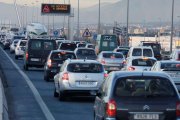 Coches circulando por carretera