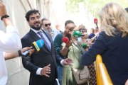 Alvise, junto al Tribunal Supremo, momentos antes de que los periodistas decidieran no cubrir su espontánea rueda de prensa.