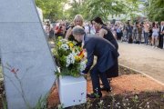 Marimar Blanco, Isabel Díaz Ayuso y Alberto Núñez Feijóo, en la ofrenda floral en homenaje a Miguel Ángel Blanco, en Madrid.